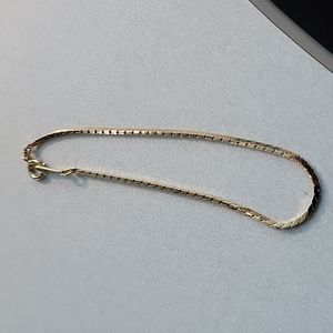 Vintage Avon Gold Tone Box Chain Bracelet  7 Inches